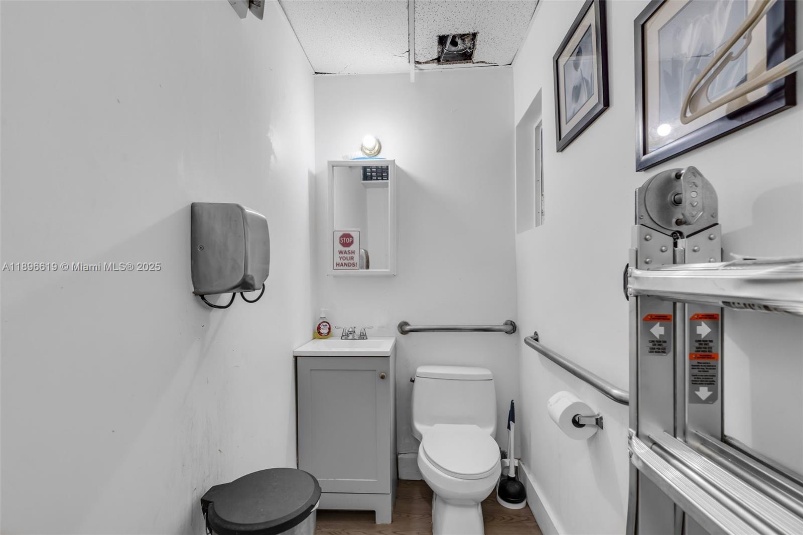 Main image without alt text