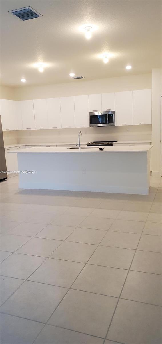 DOWNTOWN DORAL SOUTH PHAS - Residential Lease