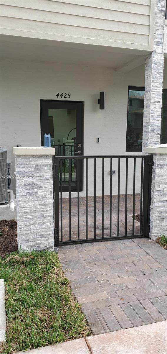 DOWNTOWN DORAL SOUTH PHAS - Residential Lease