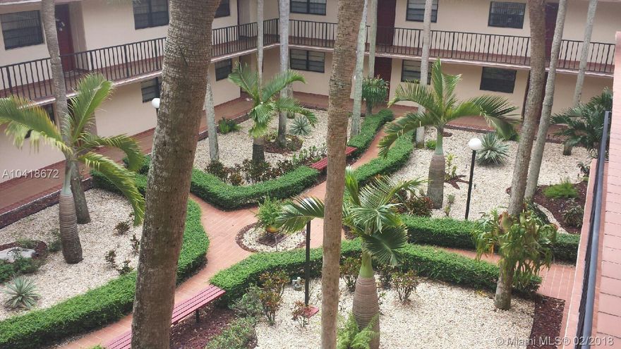 Must see! Beautiful 2 bedrooms, 2 full bathrooms in gated community Gardens of Kendall South. Community
offers clubhouse, pool. Conveniently located walking distance to MDCC and Killian PKWY.