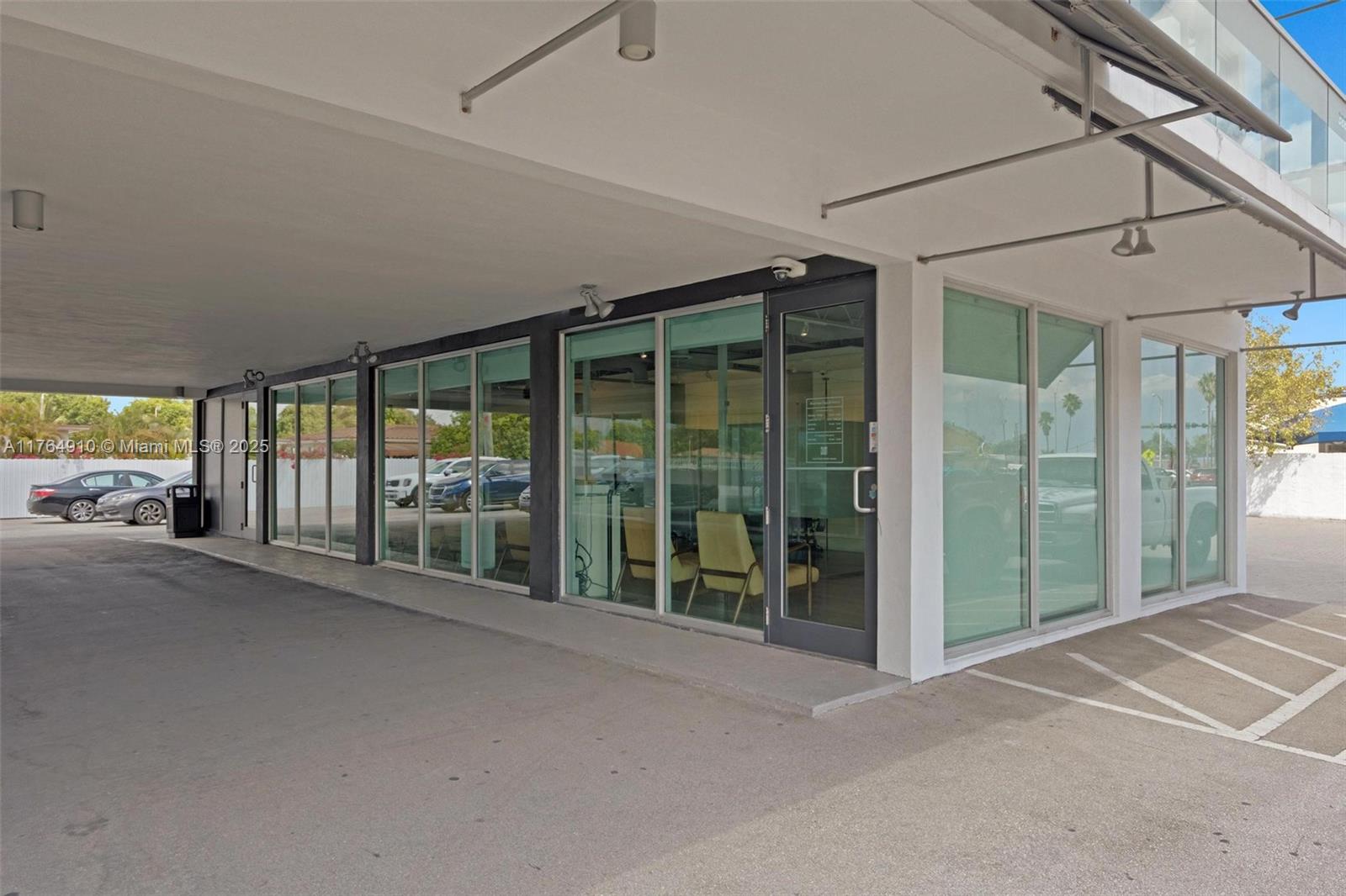 Prime Retail Space Available for Lease in Hialeah, FL
Located in the highly sought-after Hialeah area, this 1,040 sq. ft. retail space offers an excellent opportunity for retailers seeking visibility and high traffic. Perfectly suited for a variety of retail uses, this property provides a modern, clean, and functional space ready for occupancy. Price per month includes CAM.