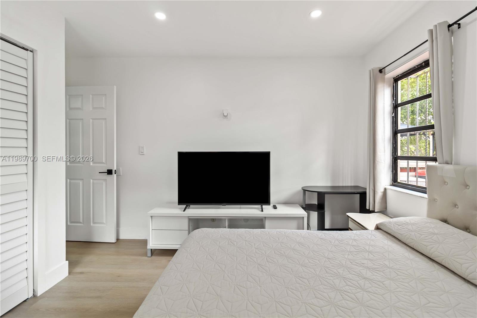 LAKE VILG AT INTL LAKE TH - Residential Lease