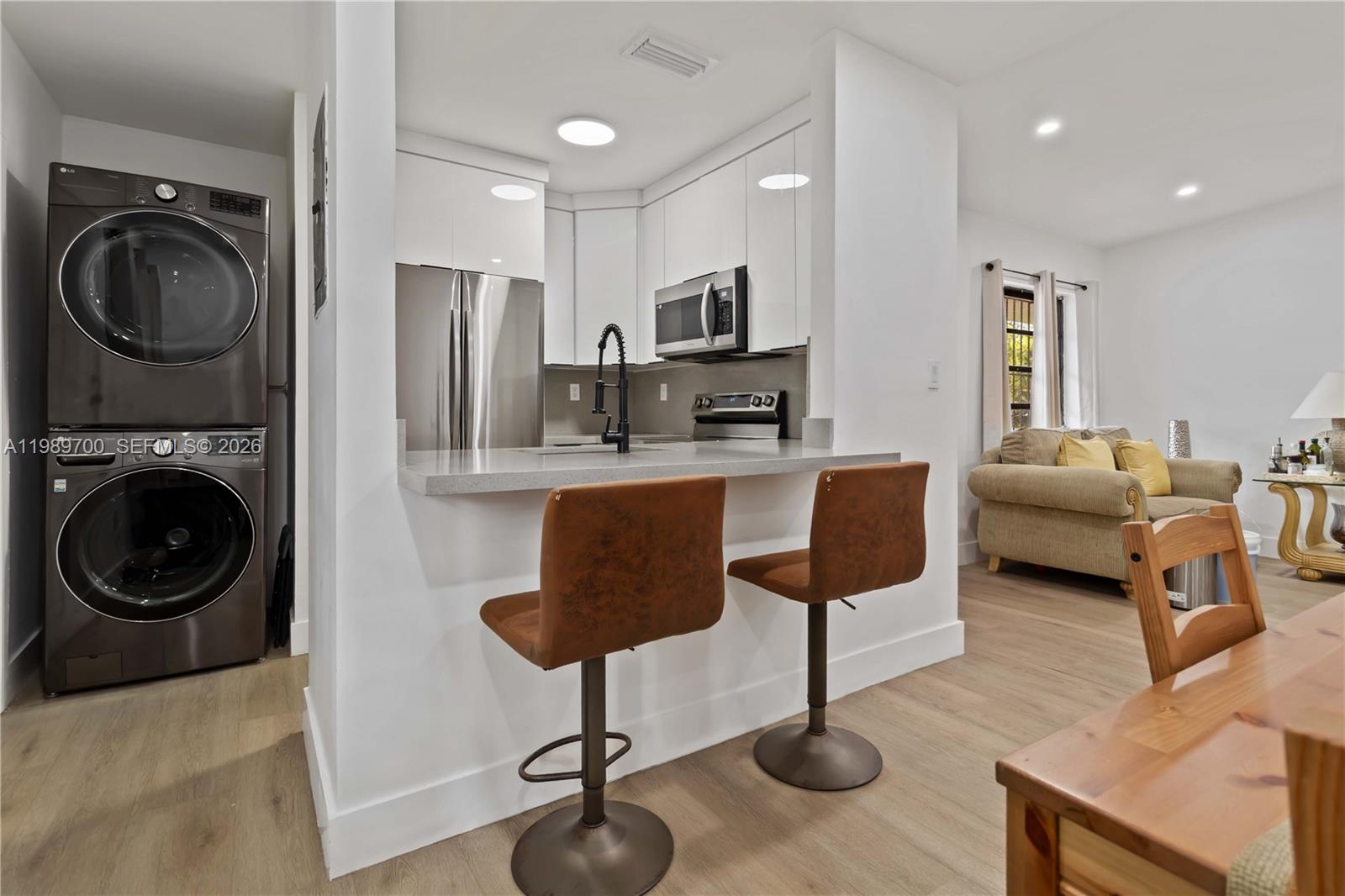 LAKE VILG AT INTL LAKE TH - Residential Lease