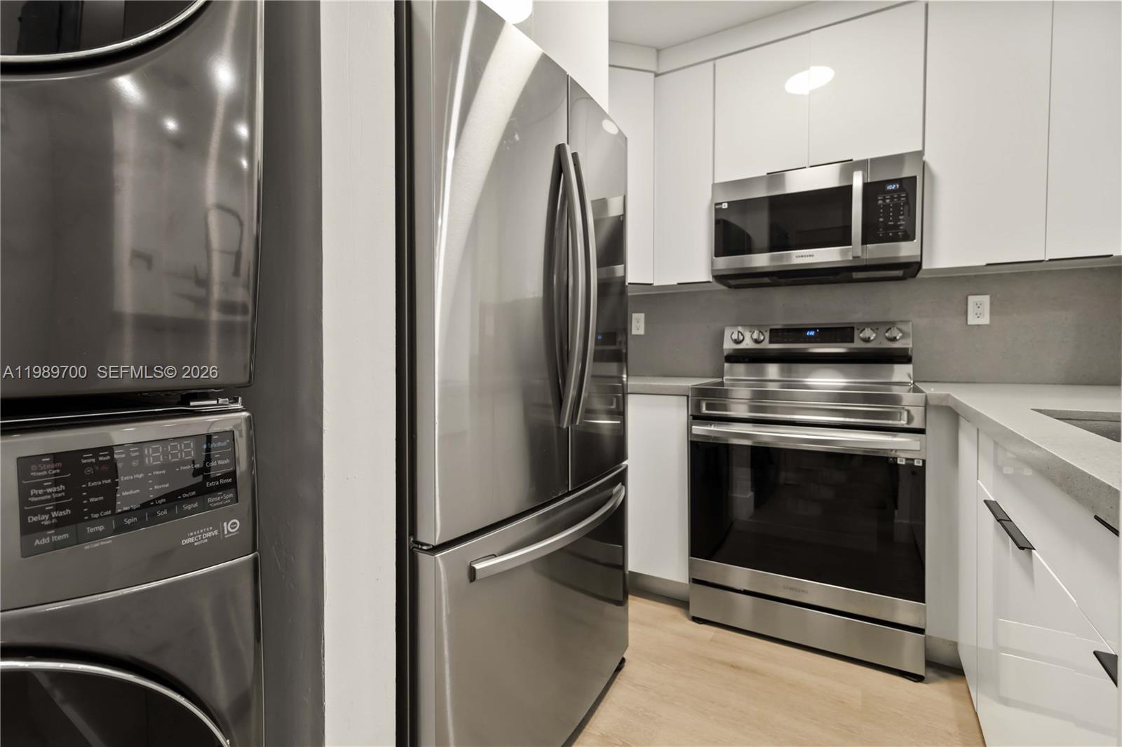 LAKE VILG AT INTL LAKE TH - Residential Lease