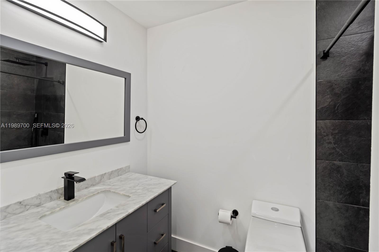 LAKE VILG AT INTL LAKE TH - Residential Lease