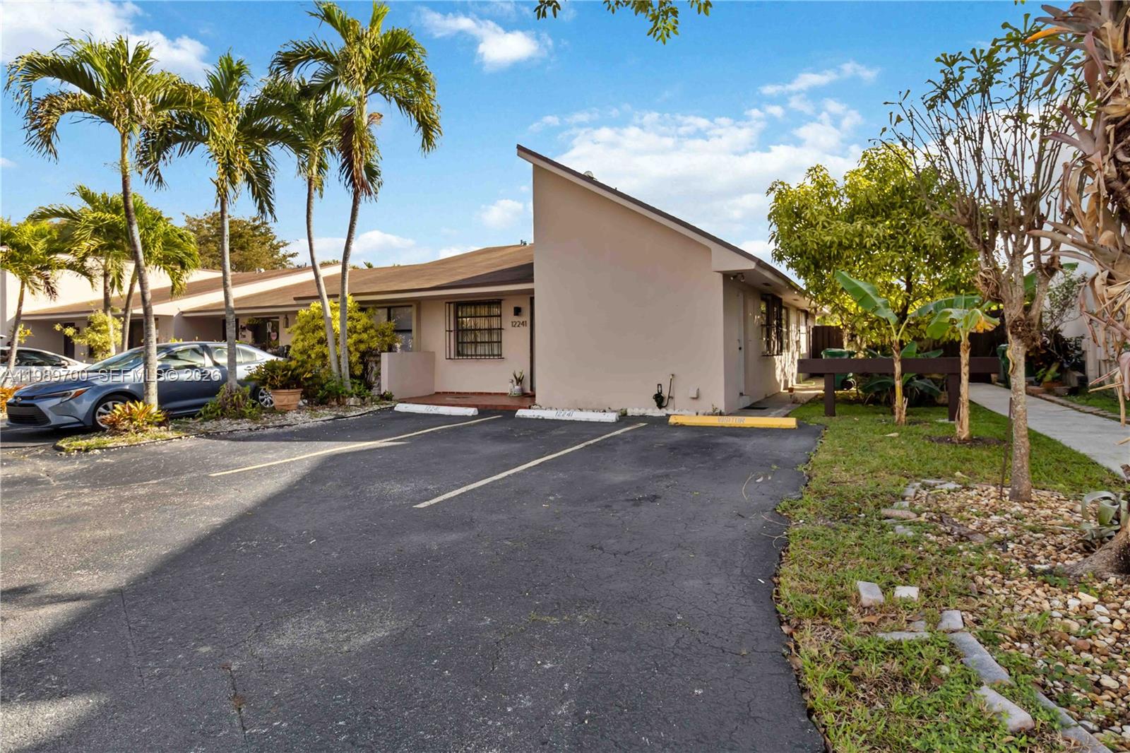 LAKE VILG AT INTL LAKE TH - Residential Lease