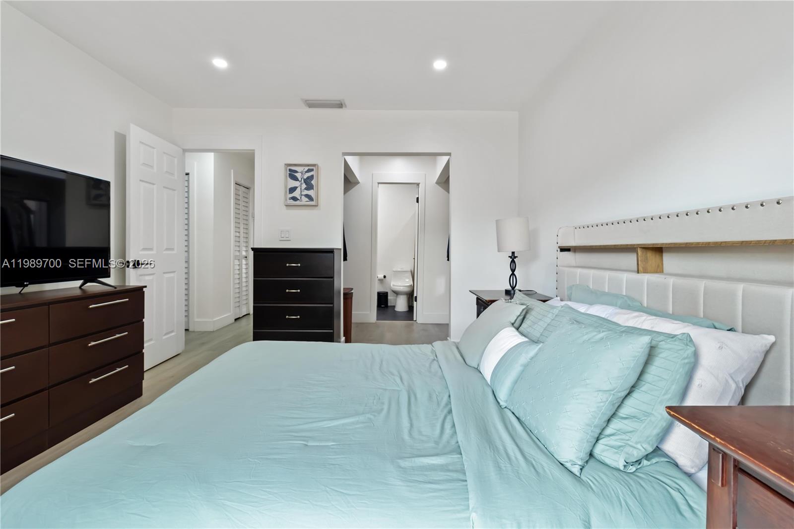 LAKE VILG AT INTL LAKE TH - Residential Lease