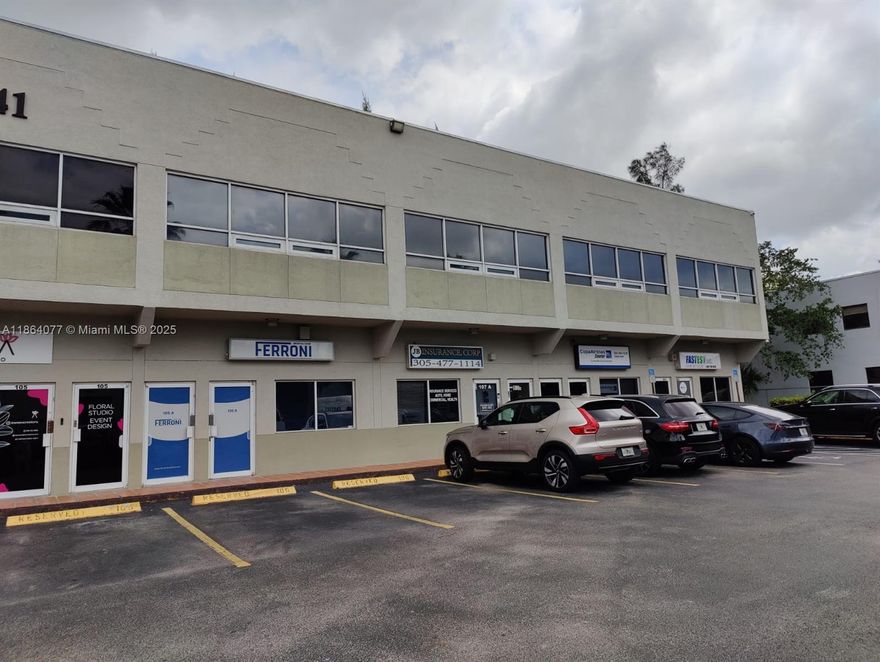 DORAL Warehouse/Store-Office-industrial mixed-use. Located on the 2nd floor. One office with its own bathroom. Close to Miami International Airport. 600 sf approximately.