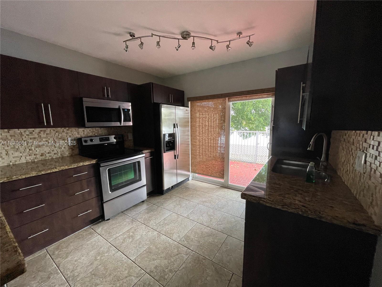 Cozy 2/2 master room with walking closet. Located at the heart of hialeah close to express way and shopping center . Fully renovated