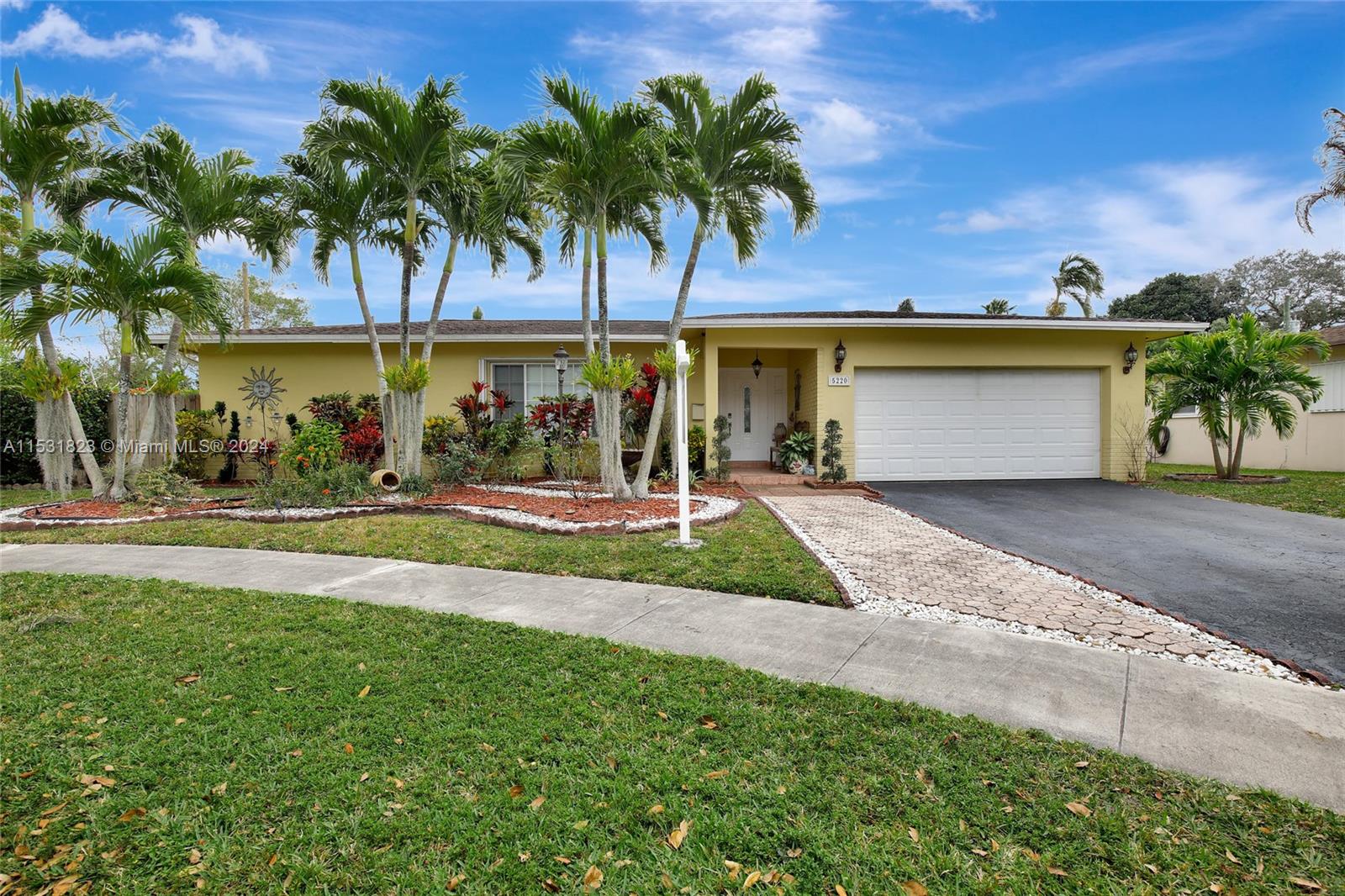 5220 Sw 8th St St, Plantation, Miami-Dade County, Florida - 4 Bedrooms  
2 Bathrooms - 