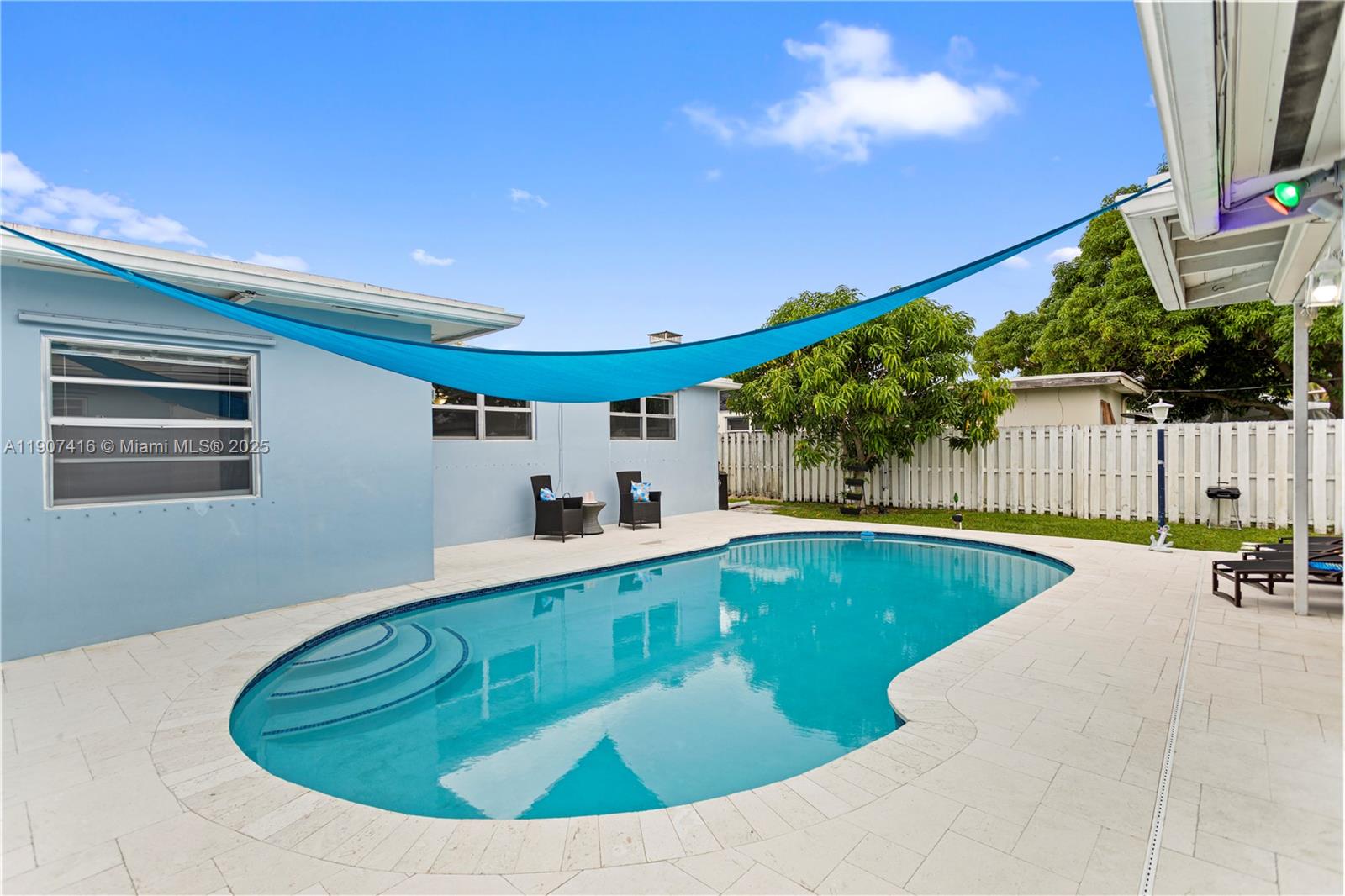 HOLLYWOOD HILLS - Residential