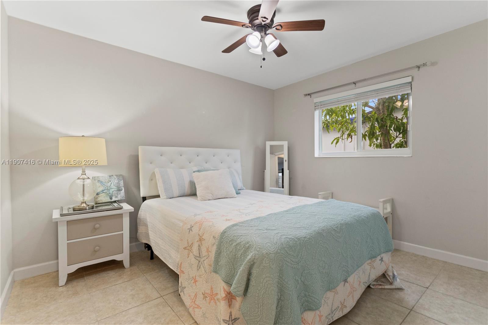 HOLLYWOOD HILLS - Residential