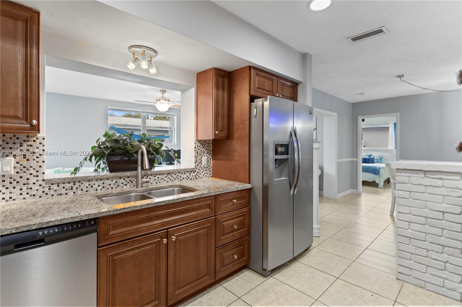 HOLLYWOOD HILLS - Residential