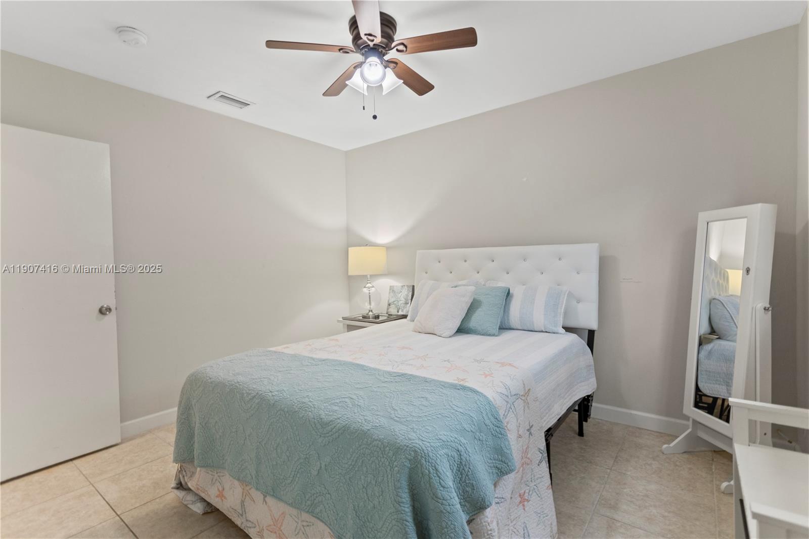 HOLLYWOOD HILLS - Residential