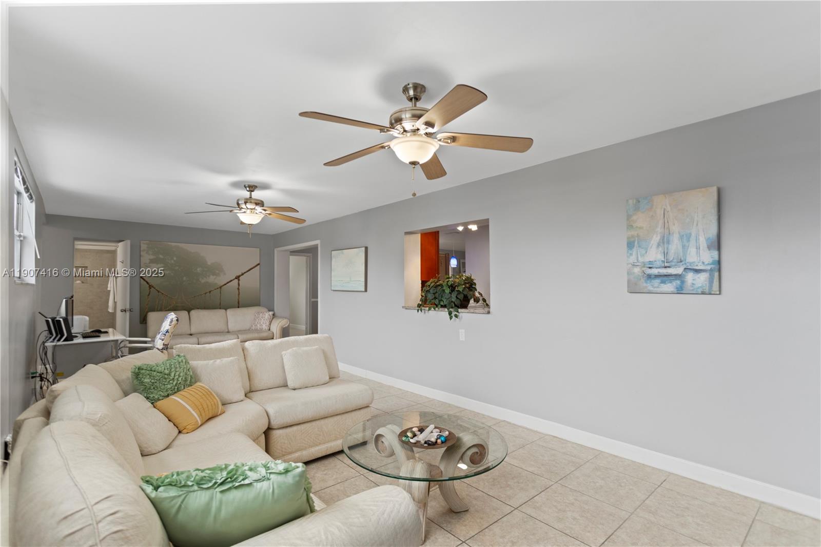 HOLLYWOOD HILLS - Residential