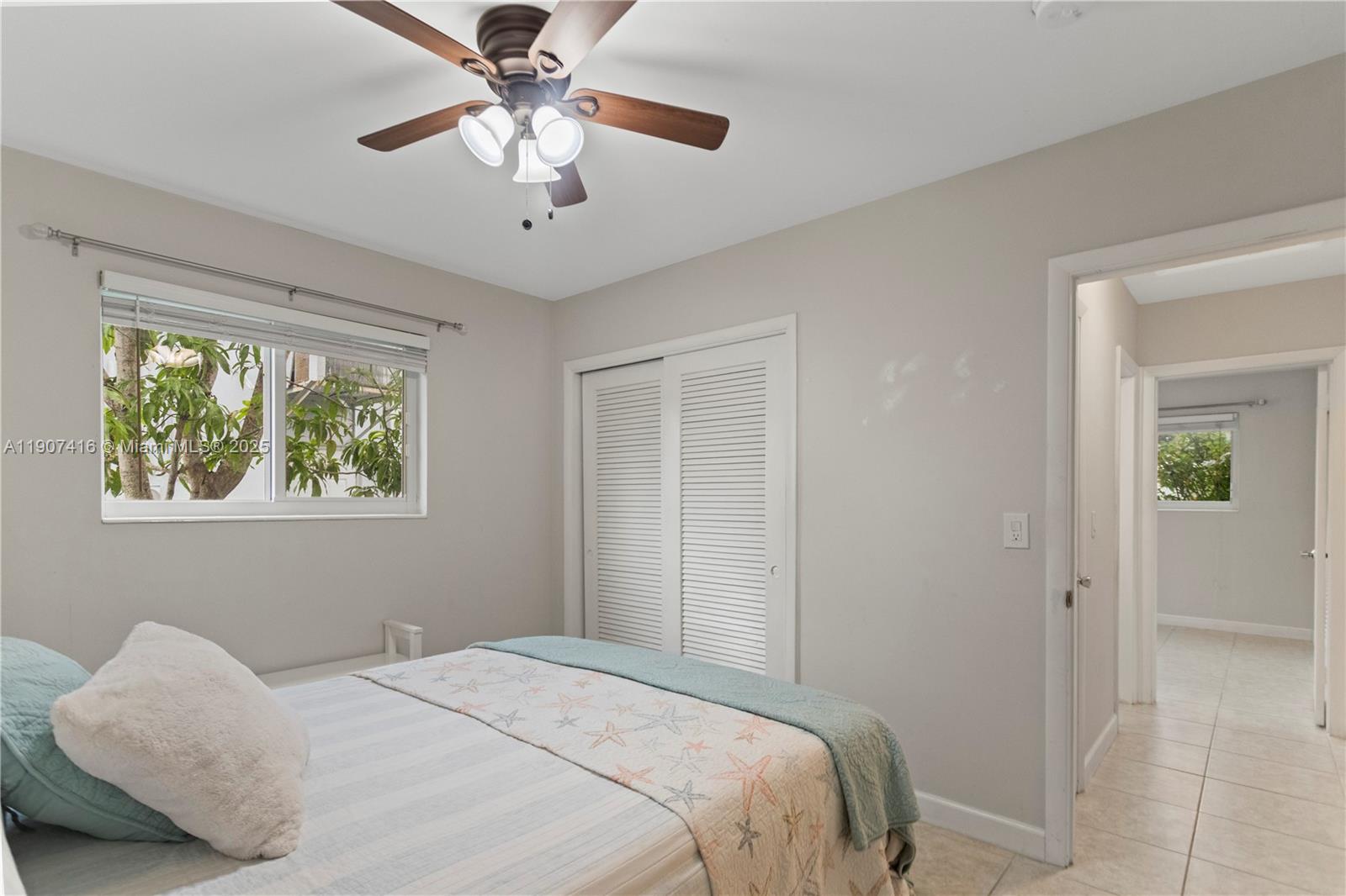 HOLLYWOOD HILLS - Residential