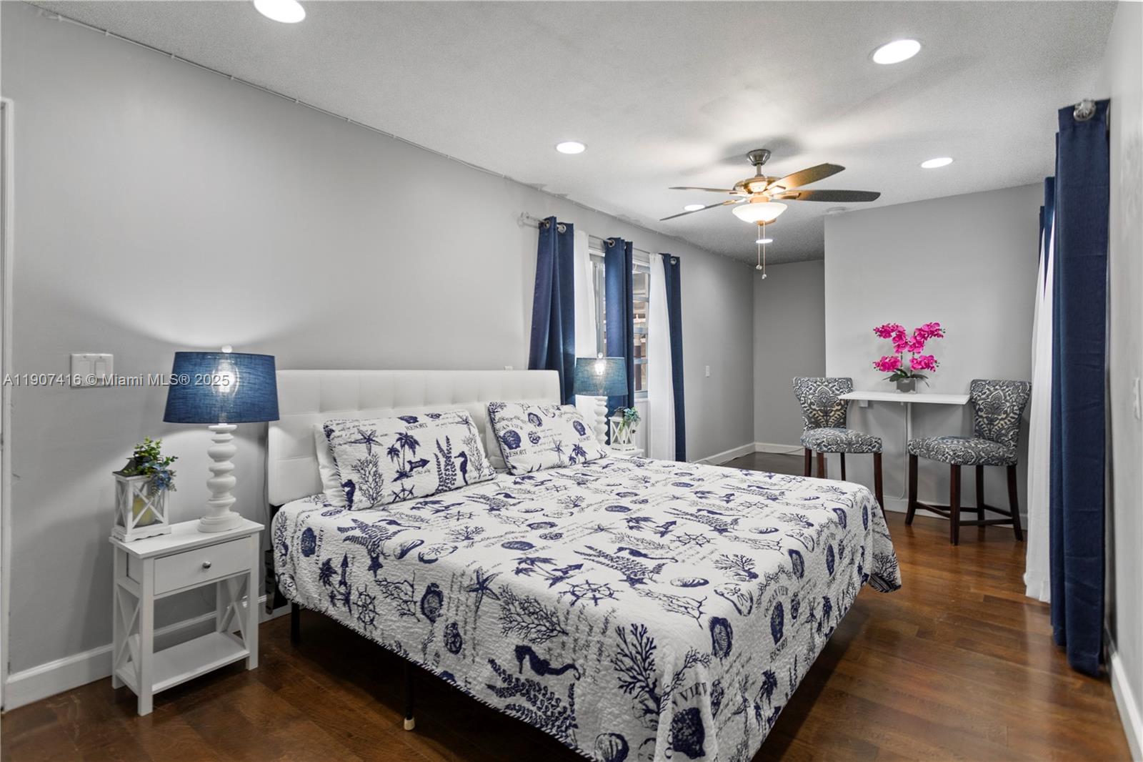 HOLLYWOOD HILLS - Residential