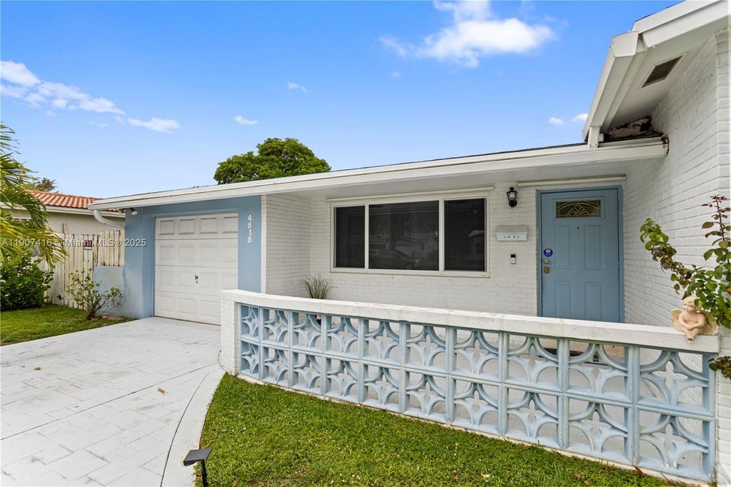 Photo of 4515 Jackson St, Hollywood, FL 33021 (MLS # A11907416)