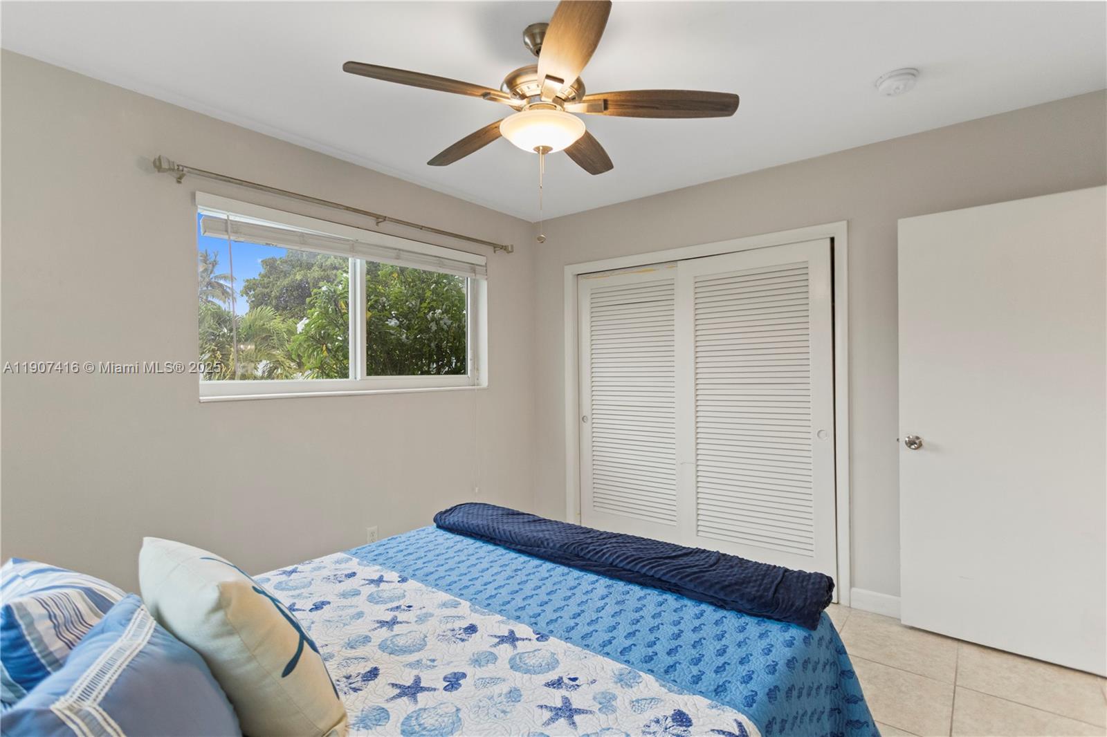 HOLLYWOOD HILLS - Residential