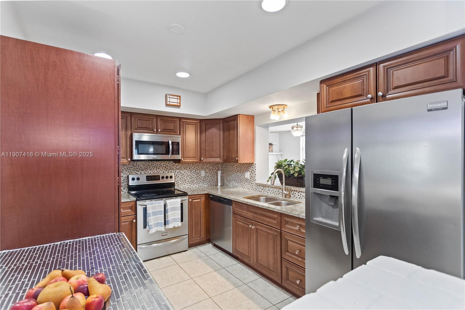 HOLLYWOOD HILLS - Residential