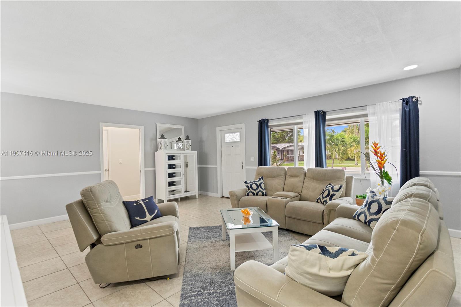 HOLLYWOOD HILLS - Residential