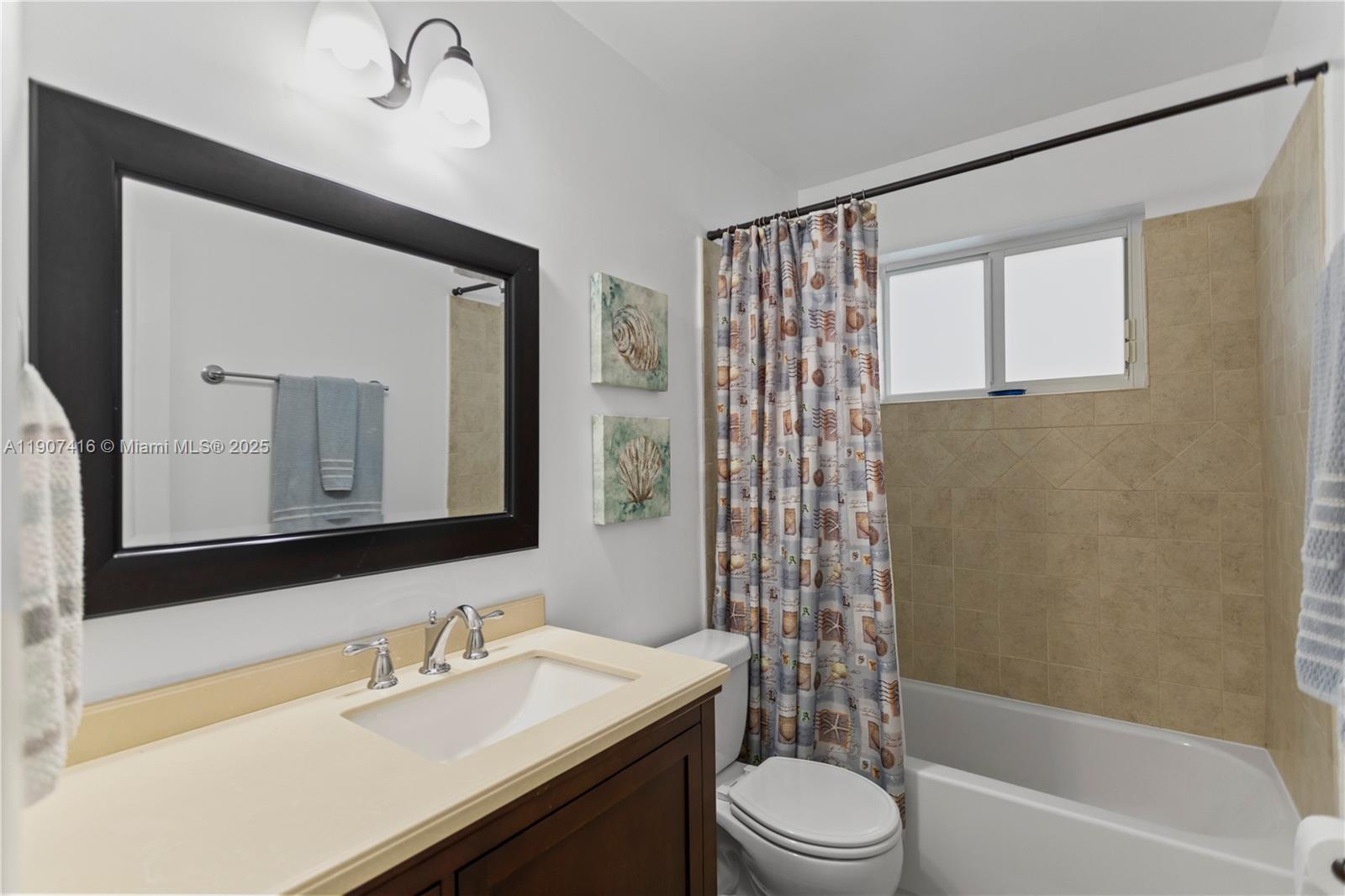 HOLLYWOOD HILLS - Residential