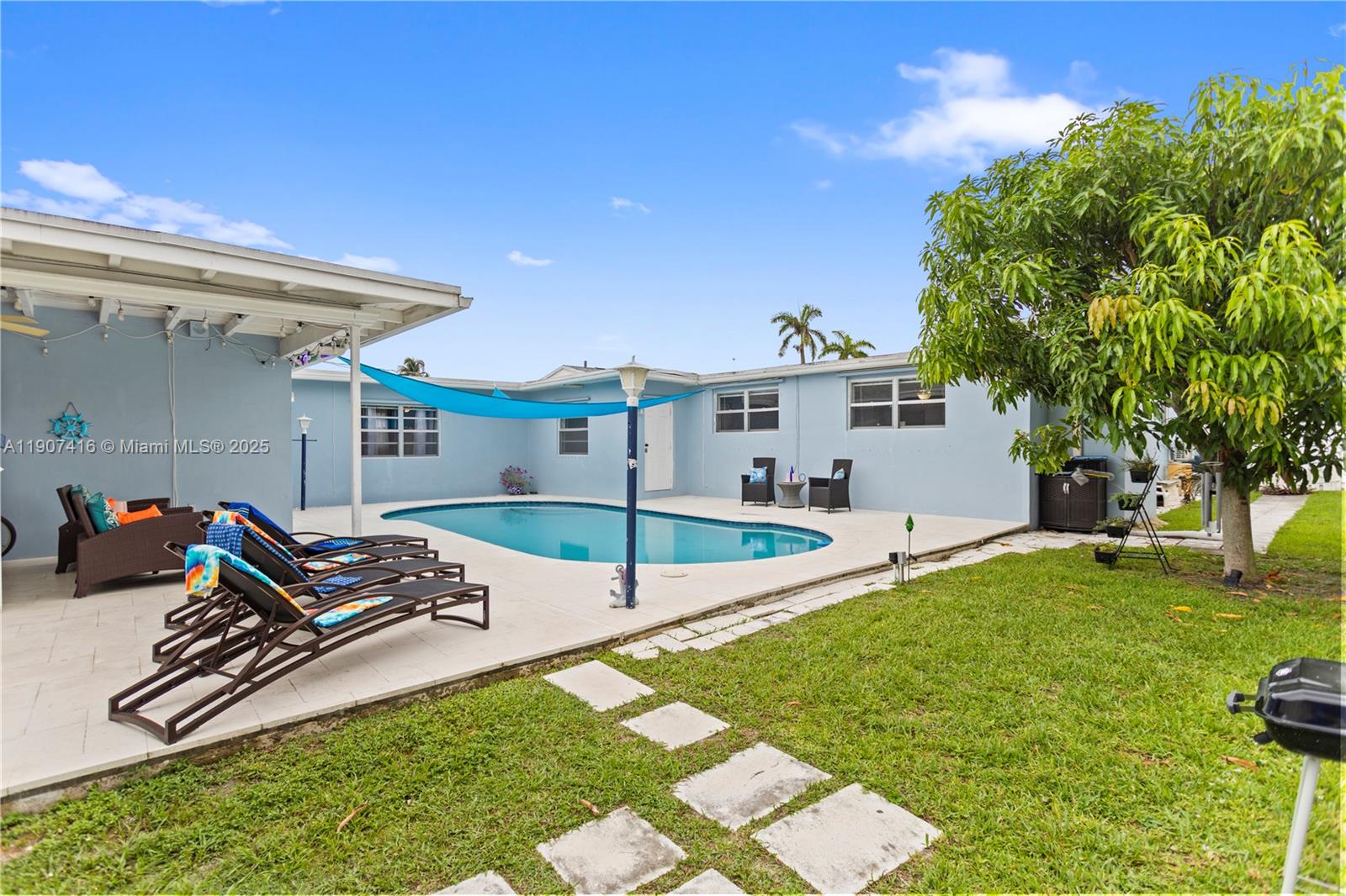 HOLLYWOOD HILLS - Residential