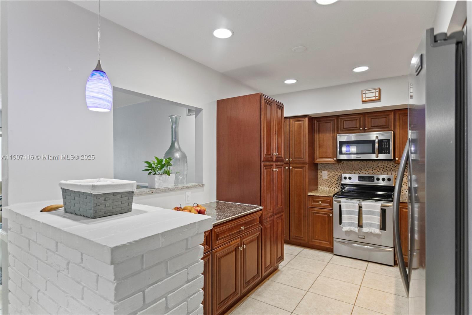 HOLLYWOOD HILLS - Residential