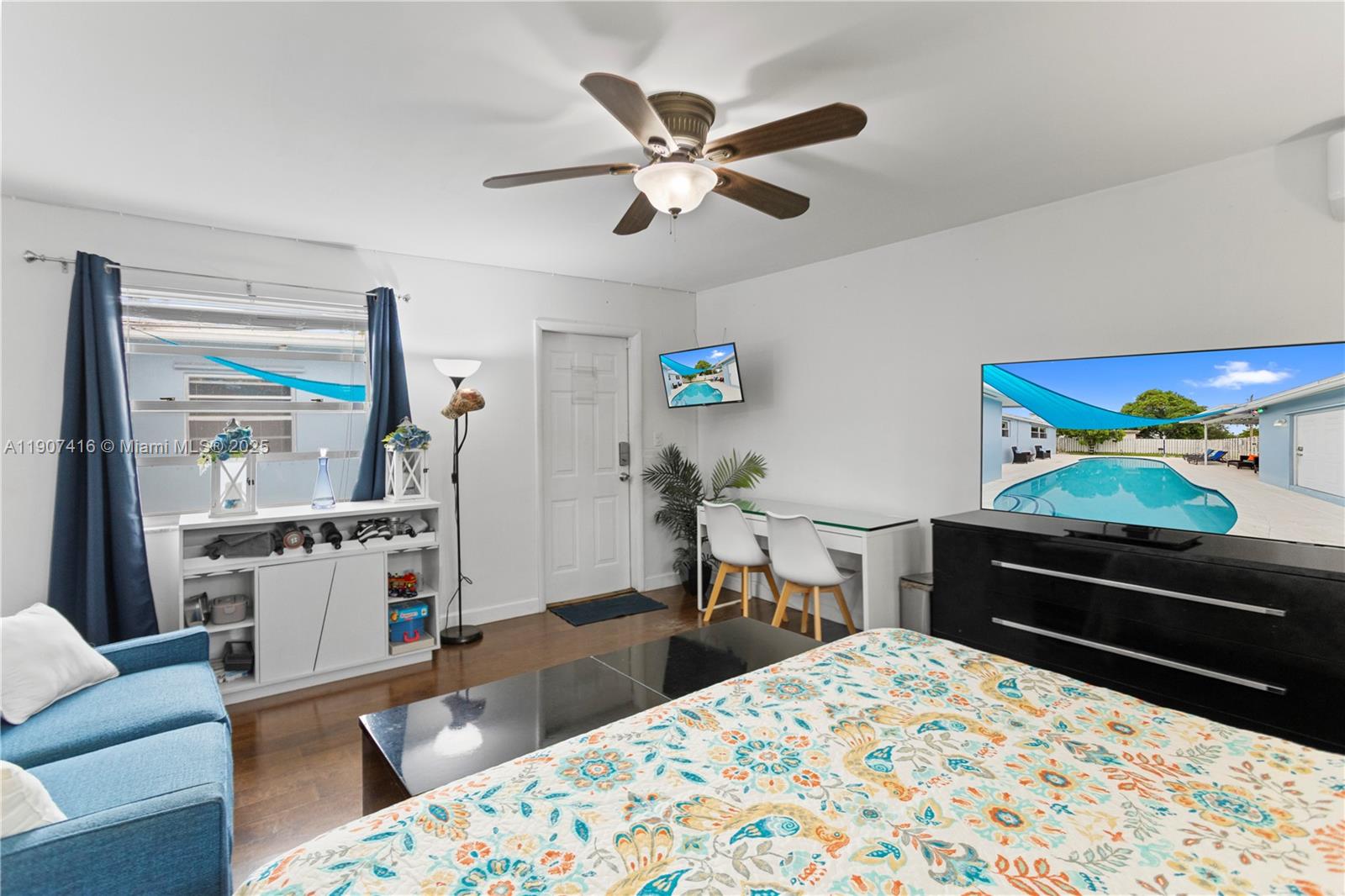 HOLLYWOOD HILLS - Residential