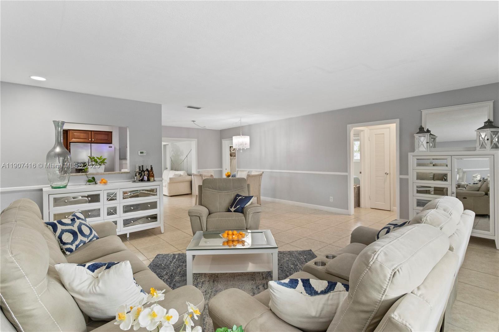 HOLLYWOOD HILLS - Residential