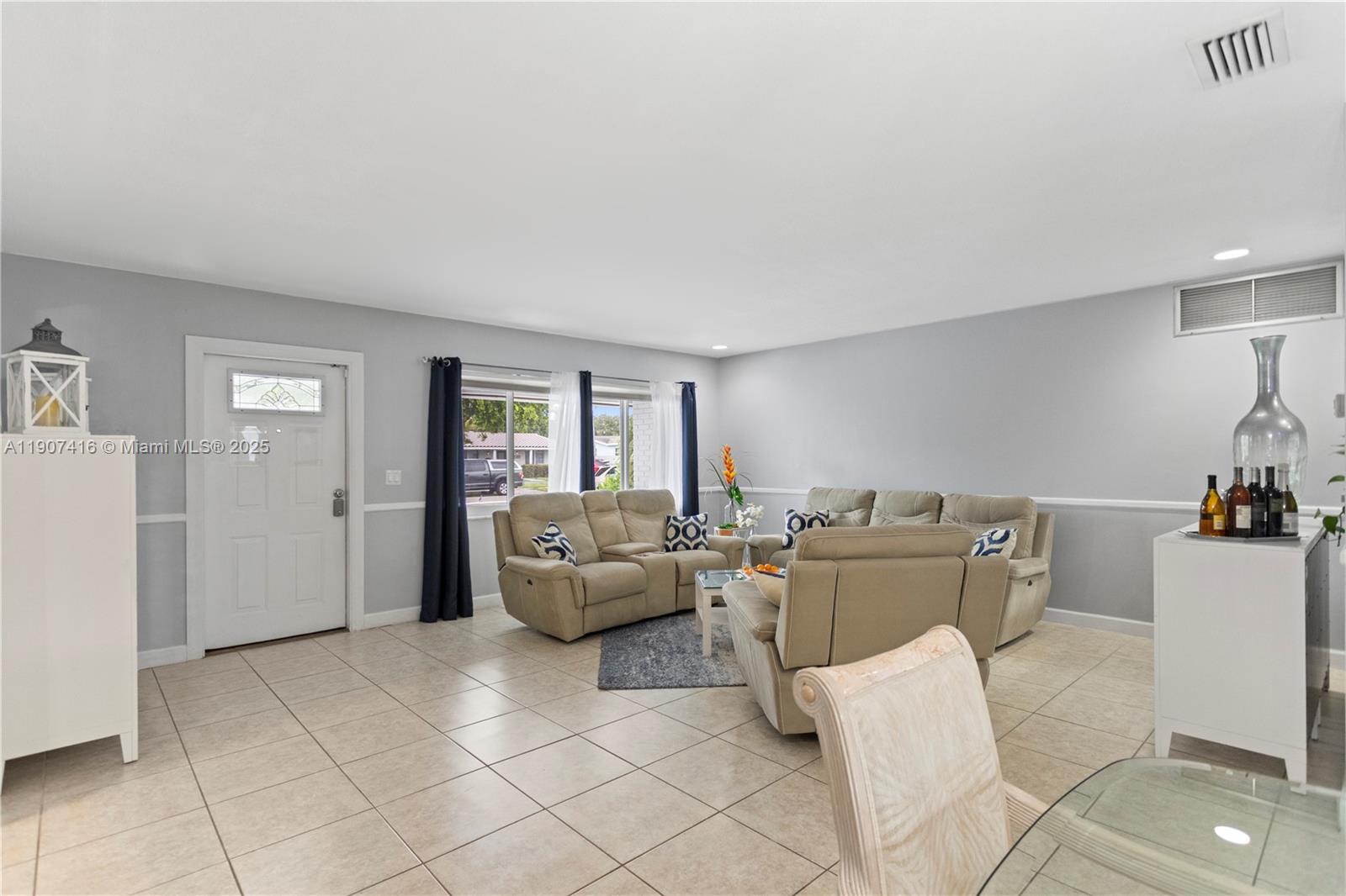 HOLLYWOOD HILLS - Residential