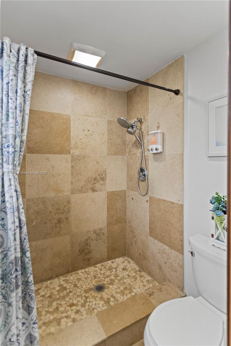 HOLLYWOOD HILLS - Residential