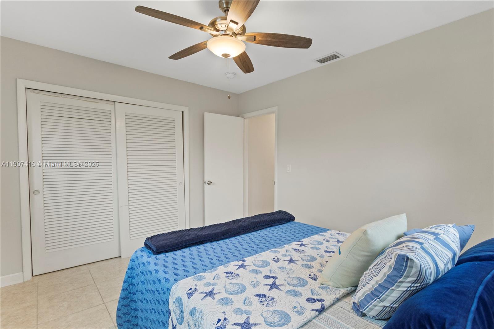 HOLLYWOOD HILLS - Residential