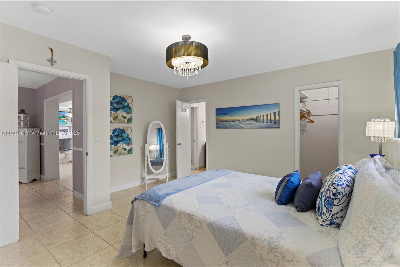 HOLLYWOOD HILLS - Residential