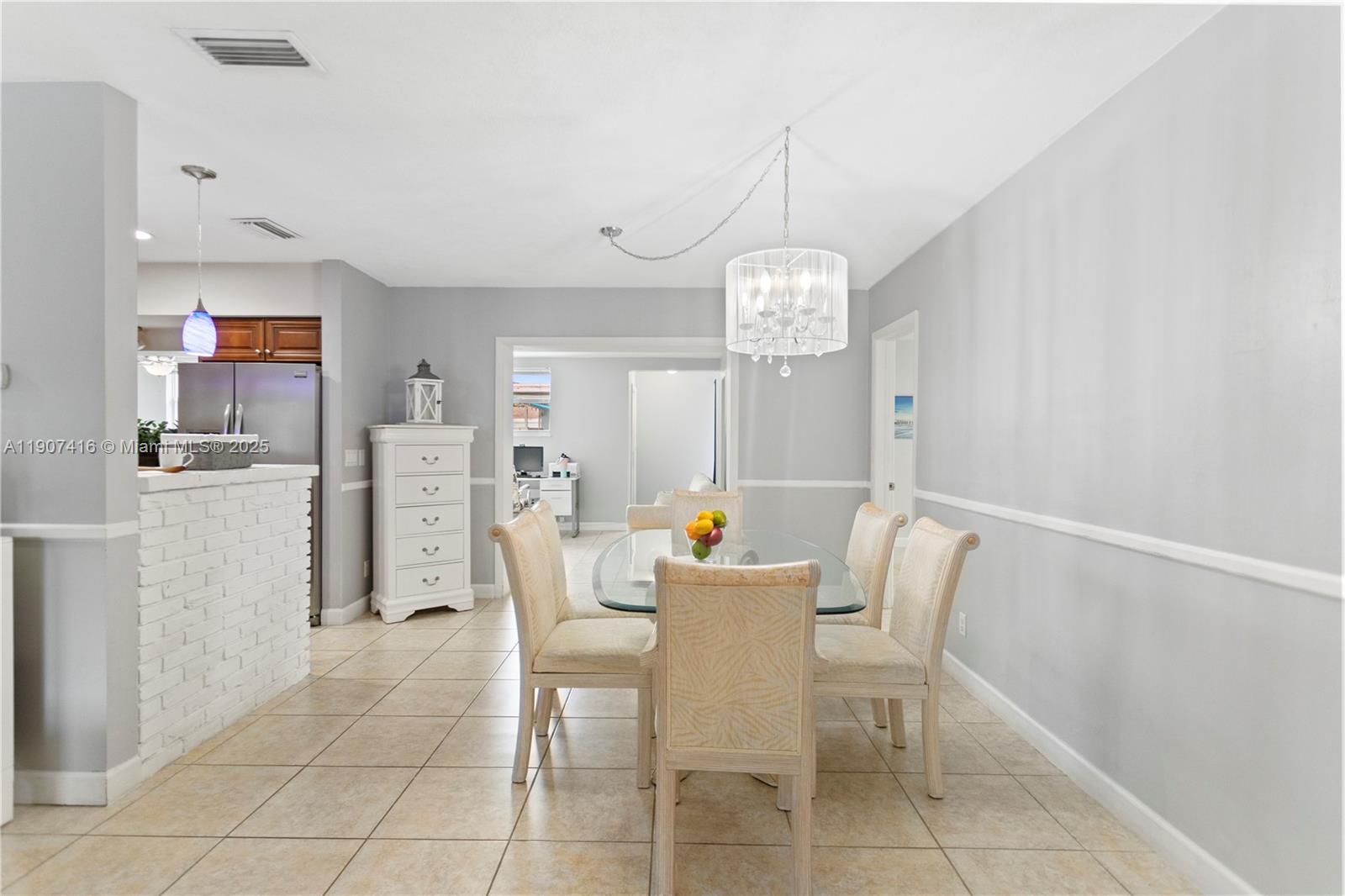 HOLLYWOOD HILLS - Residential