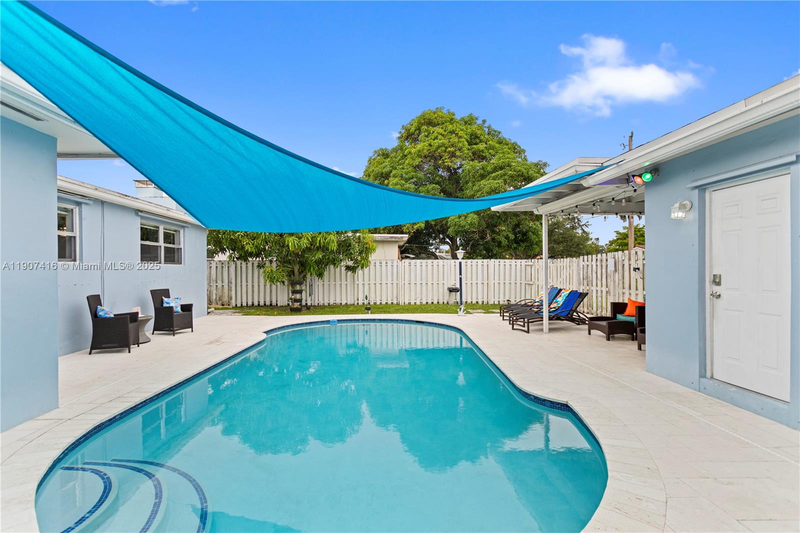 HOLLYWOOD HILLS - Residential