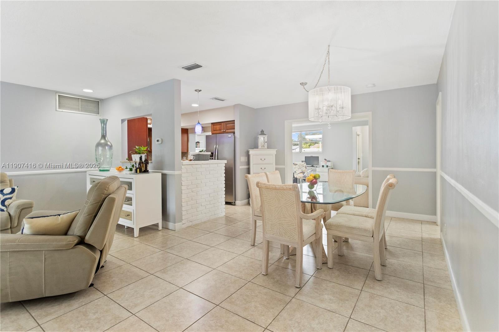 HOLLYWOOD HILLS - Residential