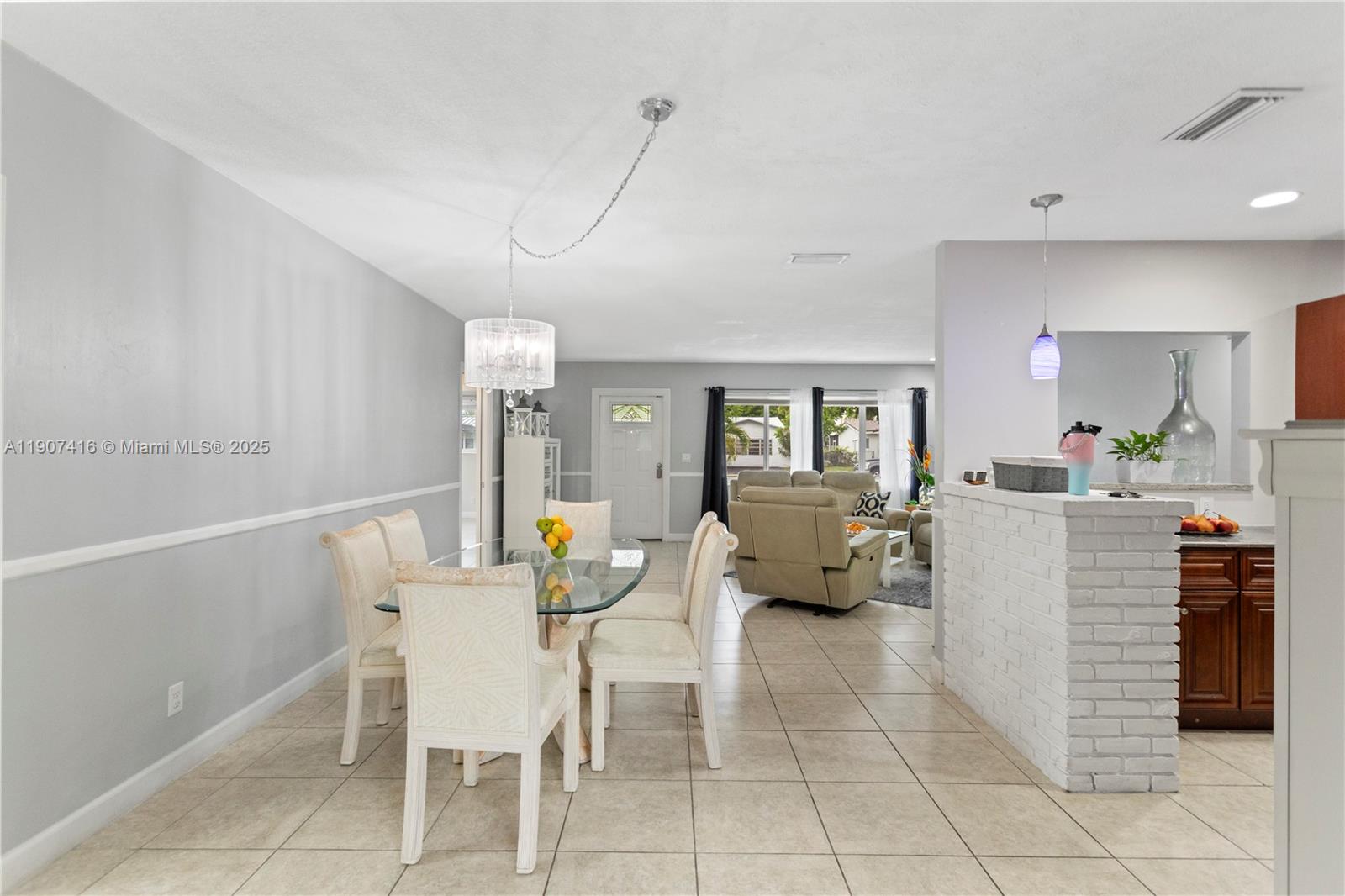 HOLLYWOOD HILLS - Residential