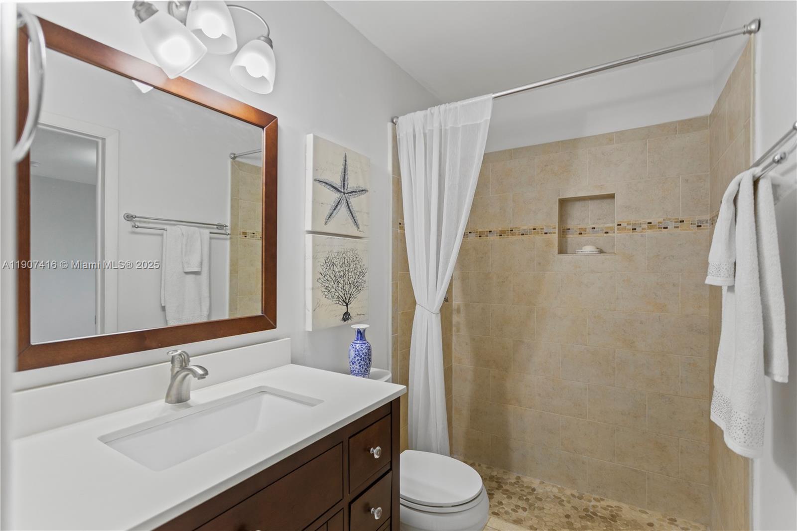 HOLLYWOOD HILLS - Residential