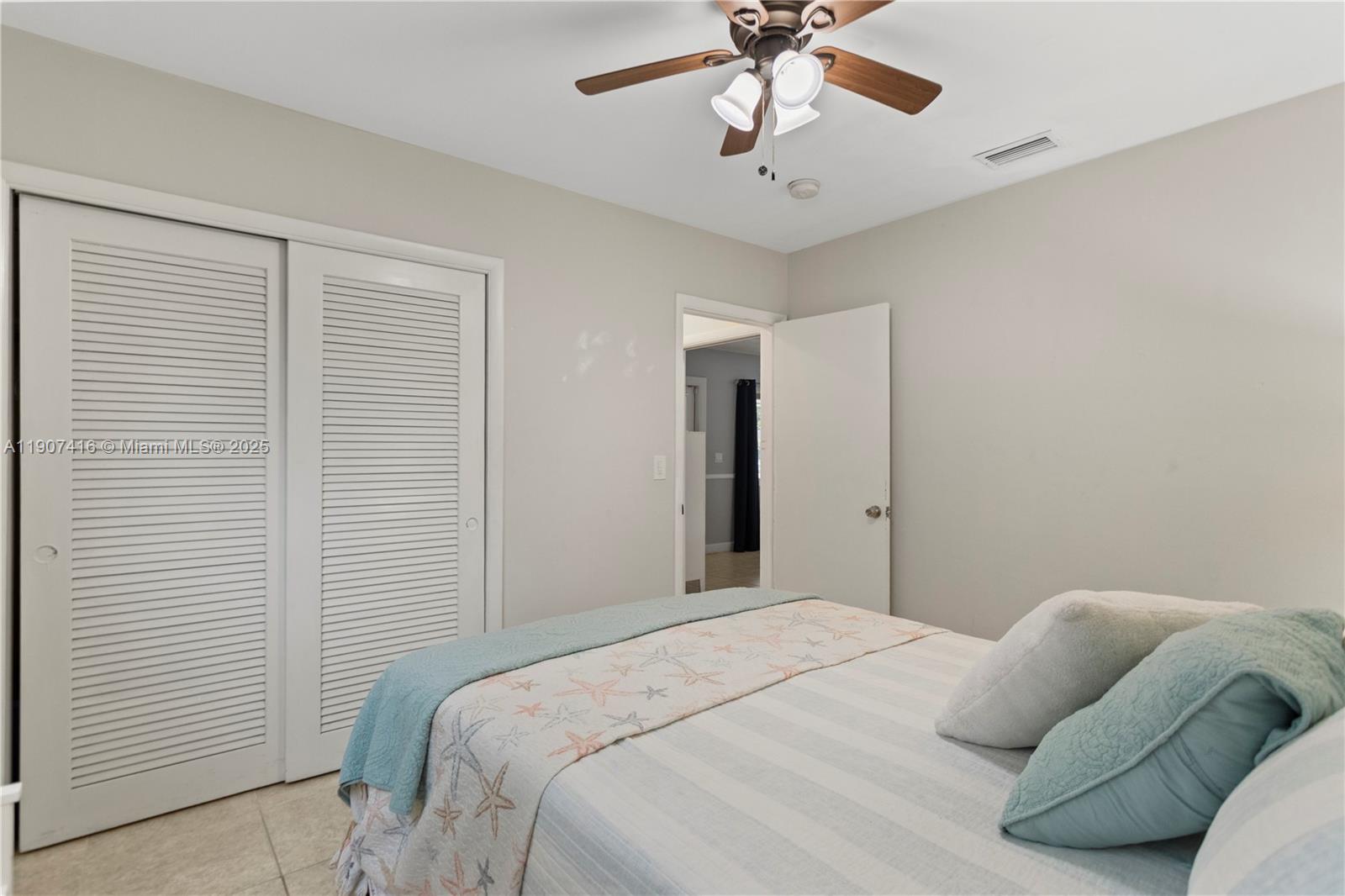 HOLLYWOOD HILLS - Residential