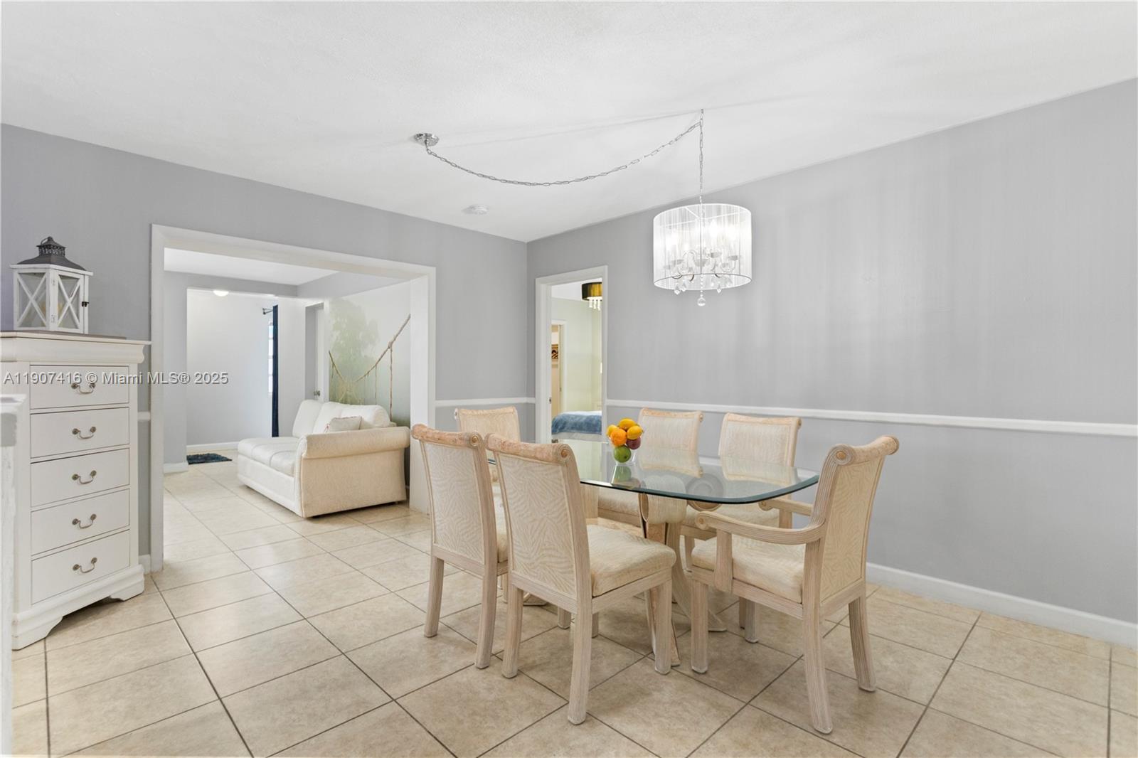 HOLLYWOOD HILLS - Residential