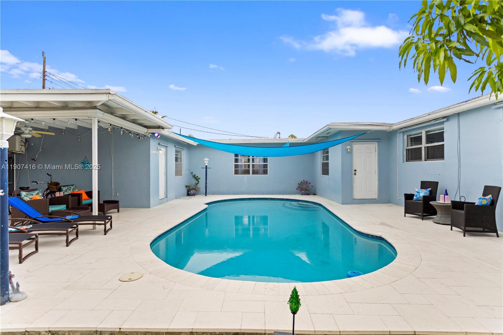 HOLLYWOOD HILLS - Residential