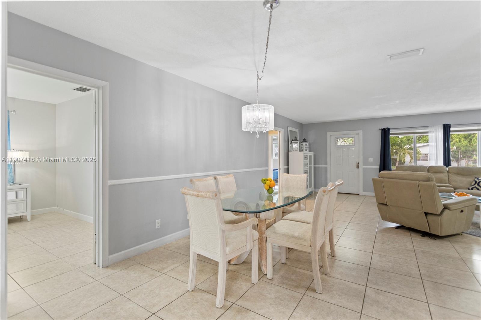 HOLLYWOOD HILLS - Residential