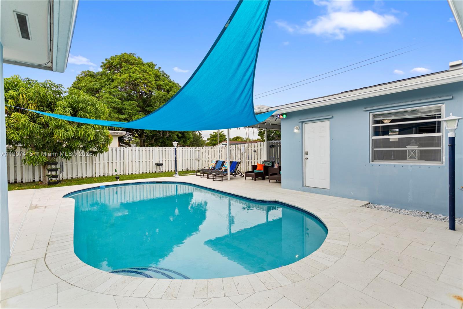 HOLLYWOOD HILLS - Residential