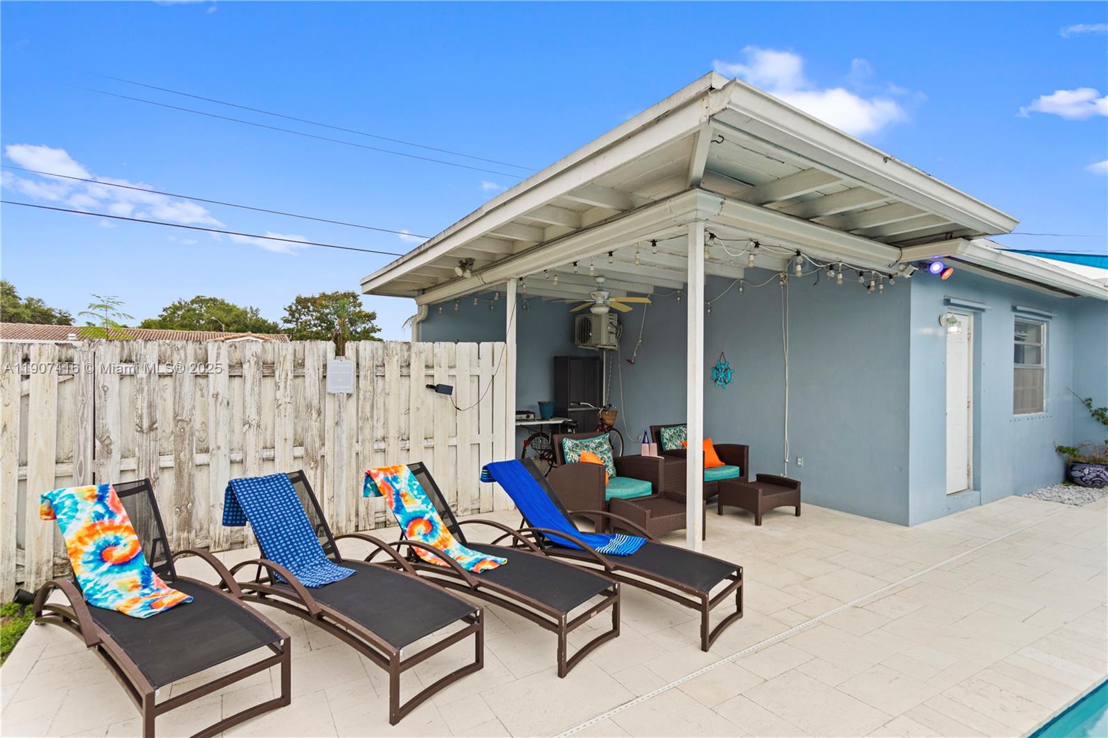 HOLLYWOOD HILLS - Residential