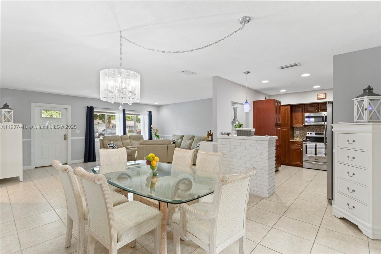 HOLLYWOOD HILLS - Residential