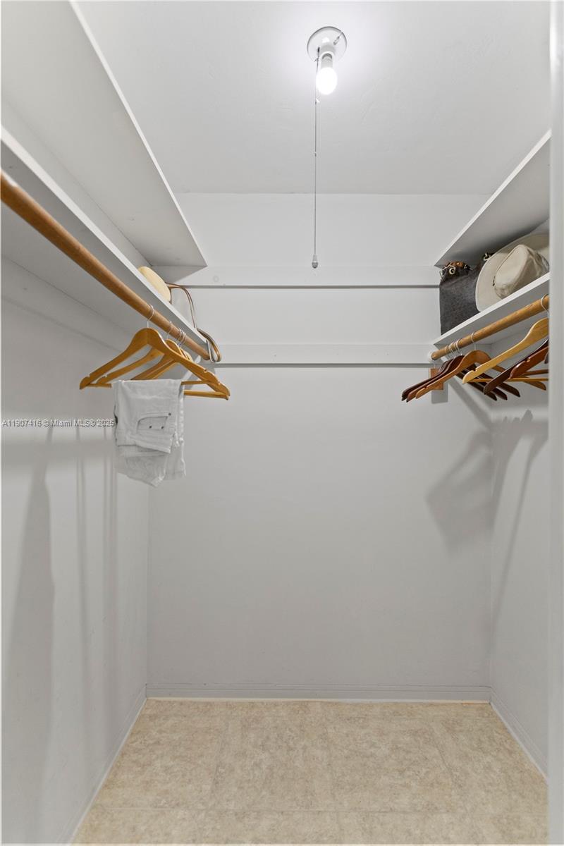 HOLLYWOOD HILLS - Residential