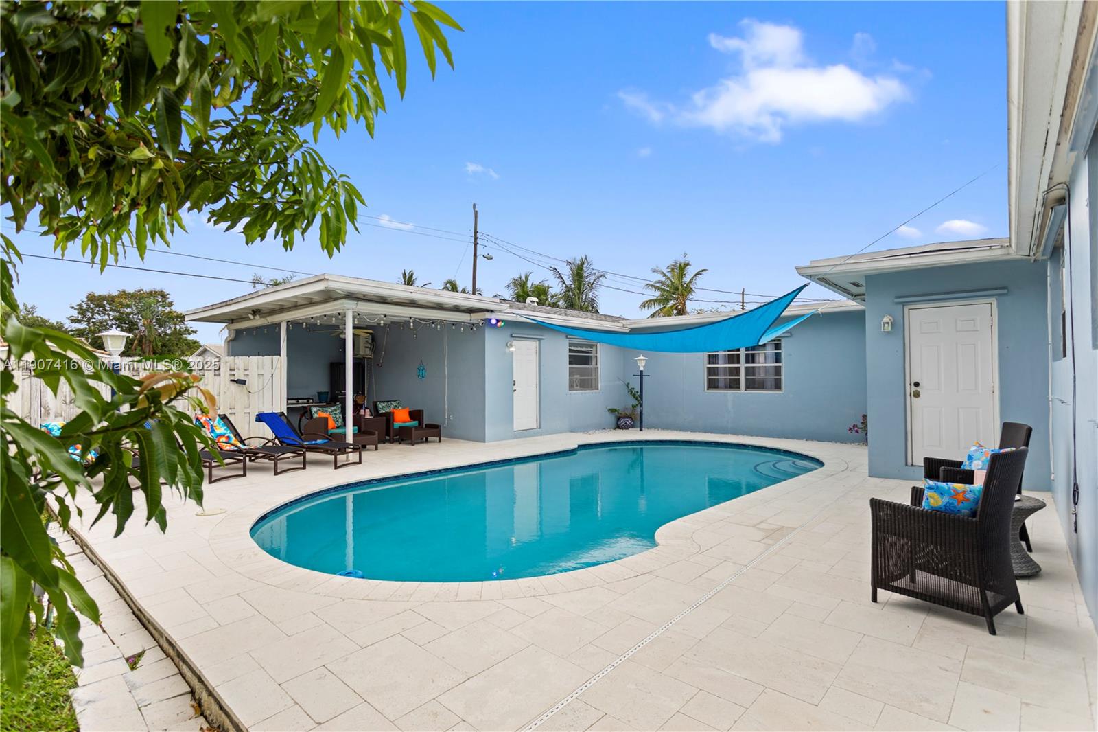 HOLLYWOOD HILLS - Residential