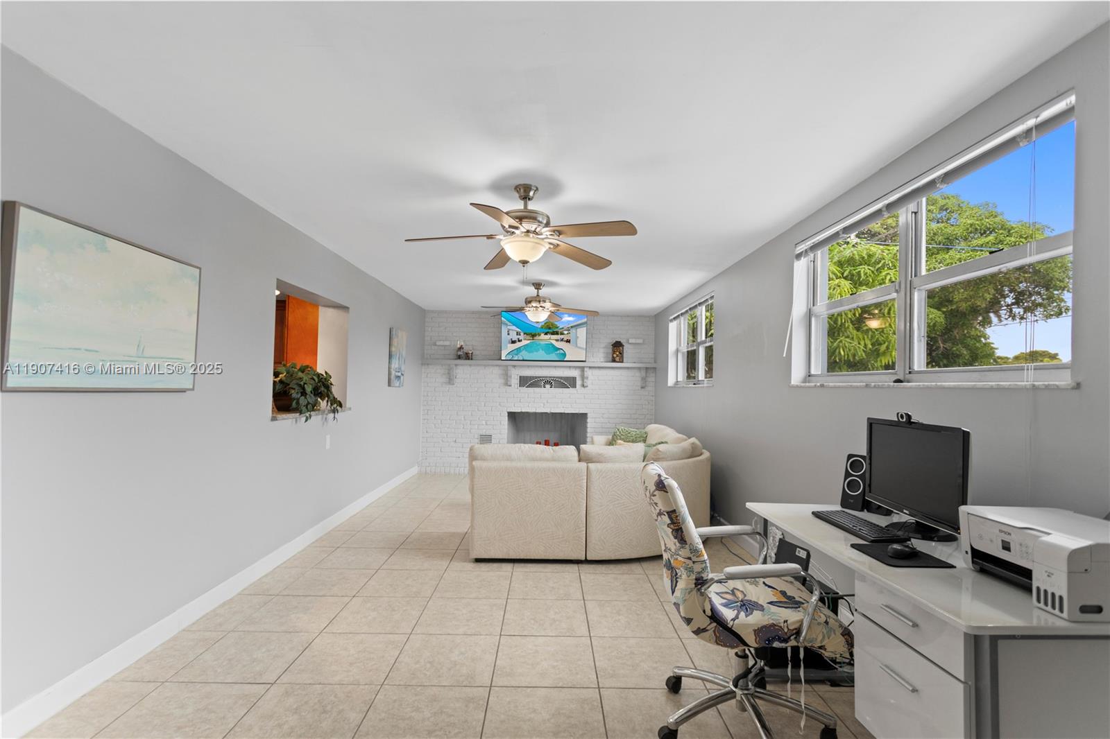 HOLLYWOOD HILLS - Residential