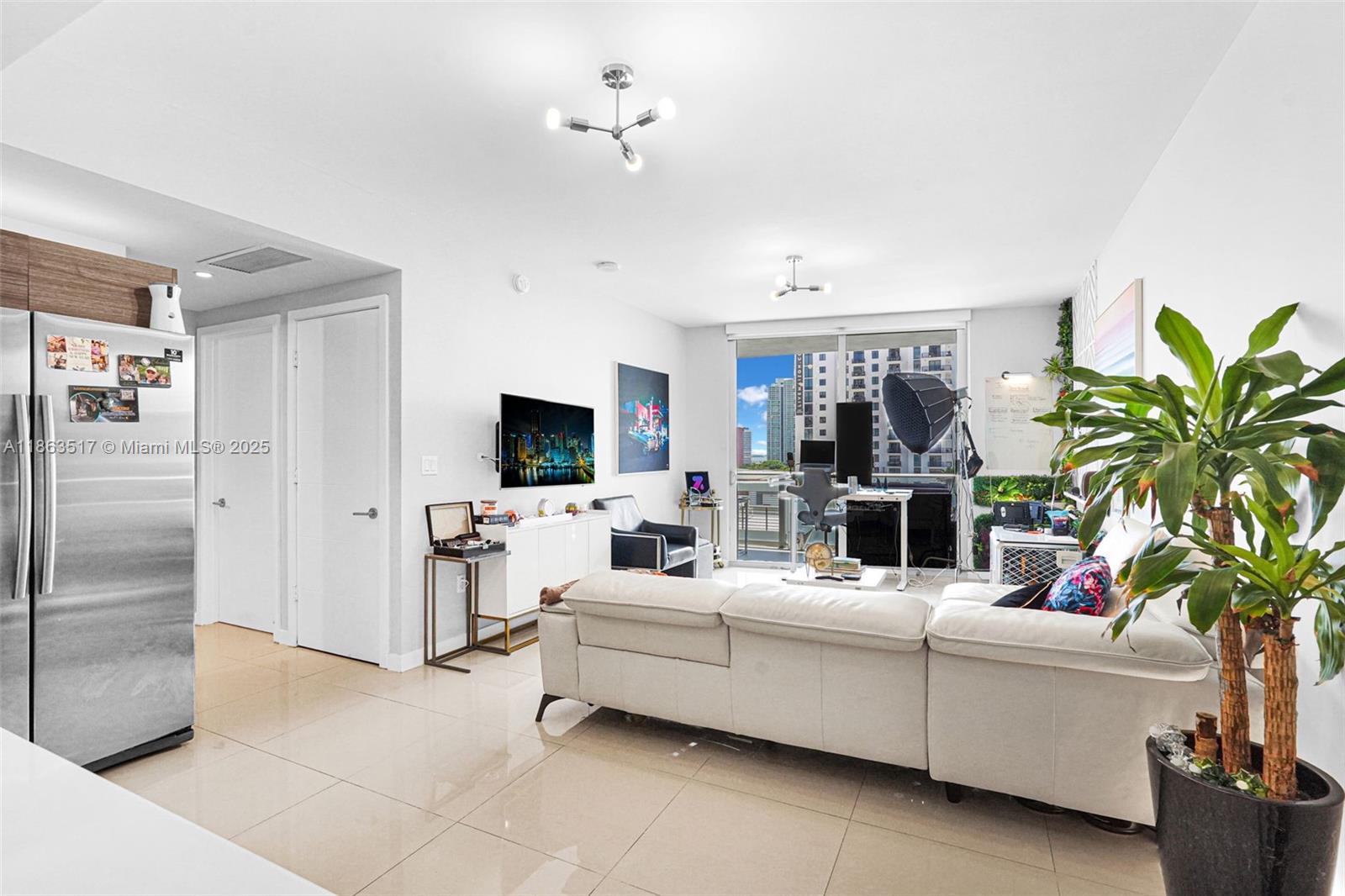 This spacious well-maintained one bedroom, one bathroom condo, has great Brickell city view and a glimpse of the water in the distance. This unit comes with one garage parking spot and a storage unit! Not all come with storage! It's loacted on the west end of Brickell several blocks from the Brickell City Center, alone with other shops and resturants through-out Brickell.